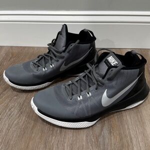 Nike Men Air Versitile Size 10, Grey